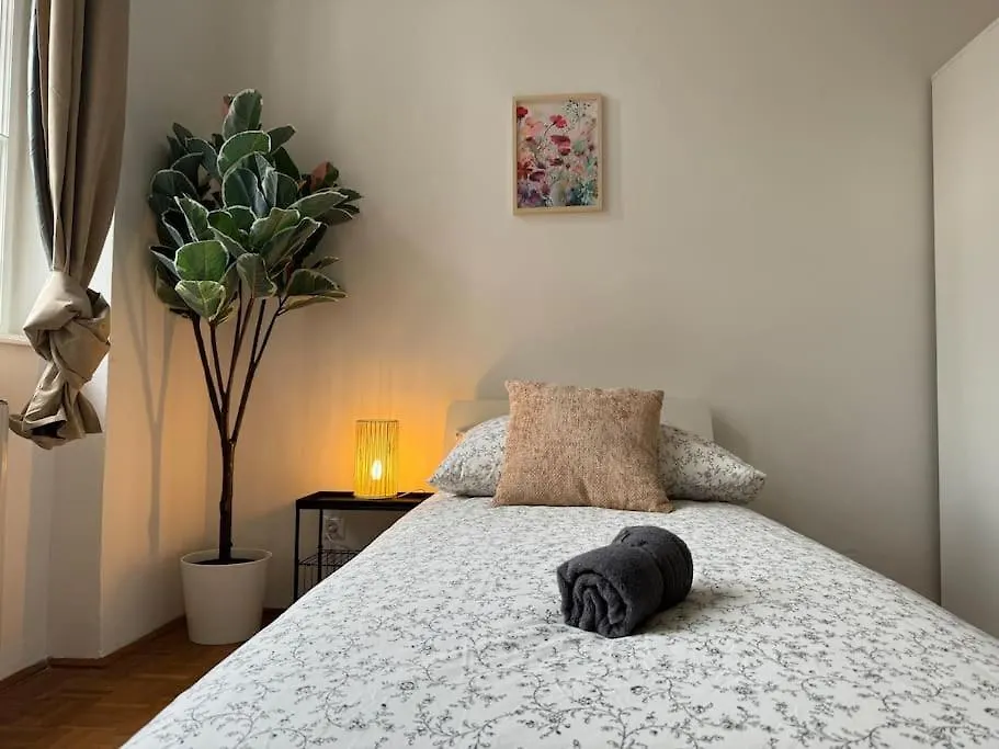 130 M2 Spacious 5 Bedroom Apartment Wien