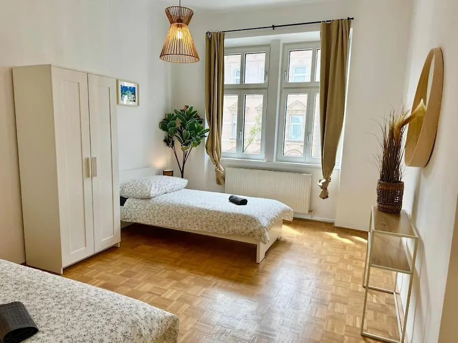 130 M2 Spacious 5 Bedroom Apartment Vienna