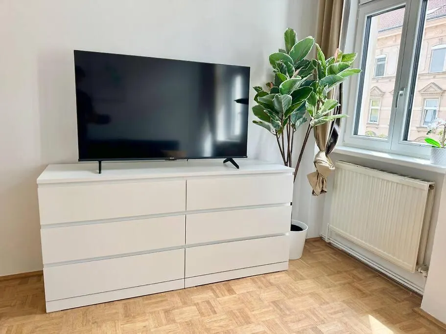 130 M2 Spacious 5 Bedroom Apartment Vienna 0*,  Austria