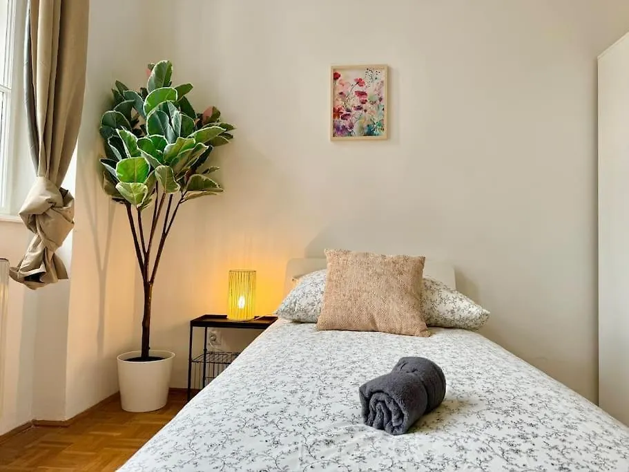 130 M2 Spacious 5 Bedroom Apartment Vienna Austria