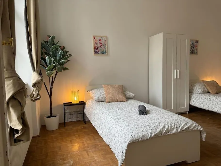 130 M2 Spacious 5 Bedroom Apartment Vienna