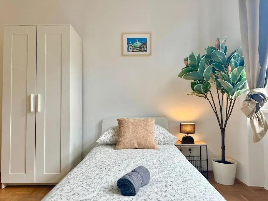130 M2 Spacious 5 Bedroom Apartment Vienna