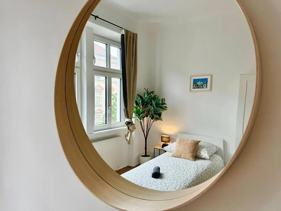 130 M2 Spacious 5 Bedroom Apartment Vienna