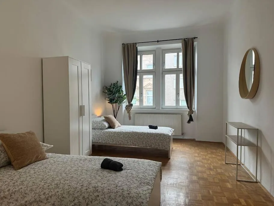 130 M2 Spacious 5 Bedroom Apartment Vienna Austria