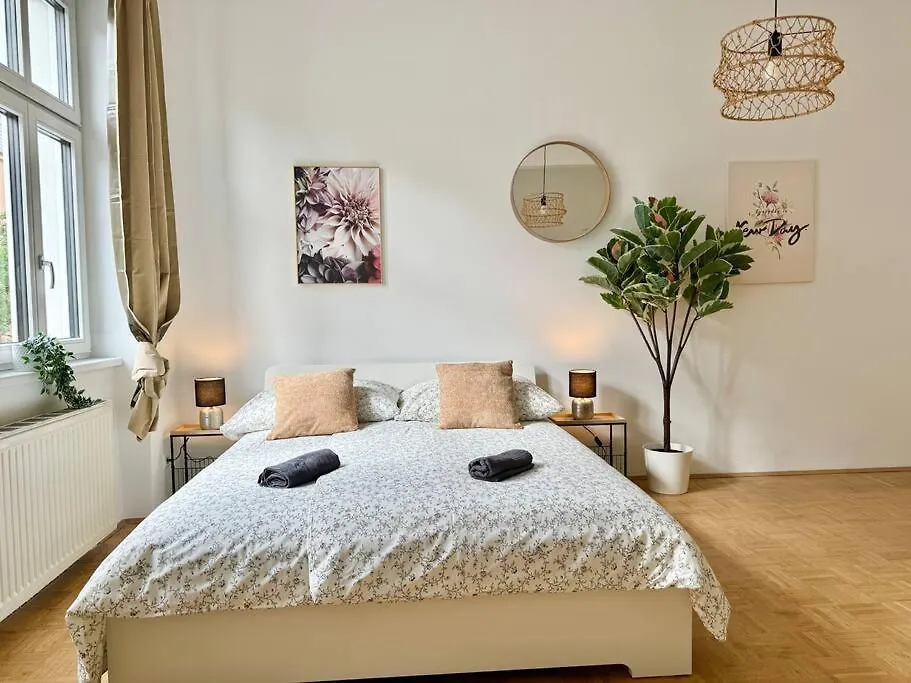 130 M2 Spacious 5 Bedroom Apartment Vienna