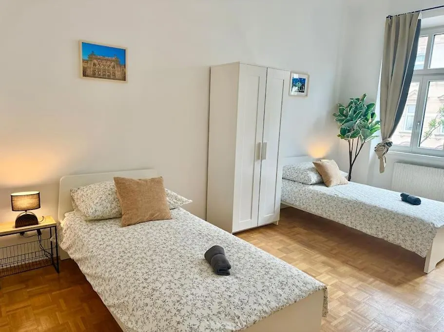 130 M2 Spacious 5 Bedroom Apartment Vienna Austria
