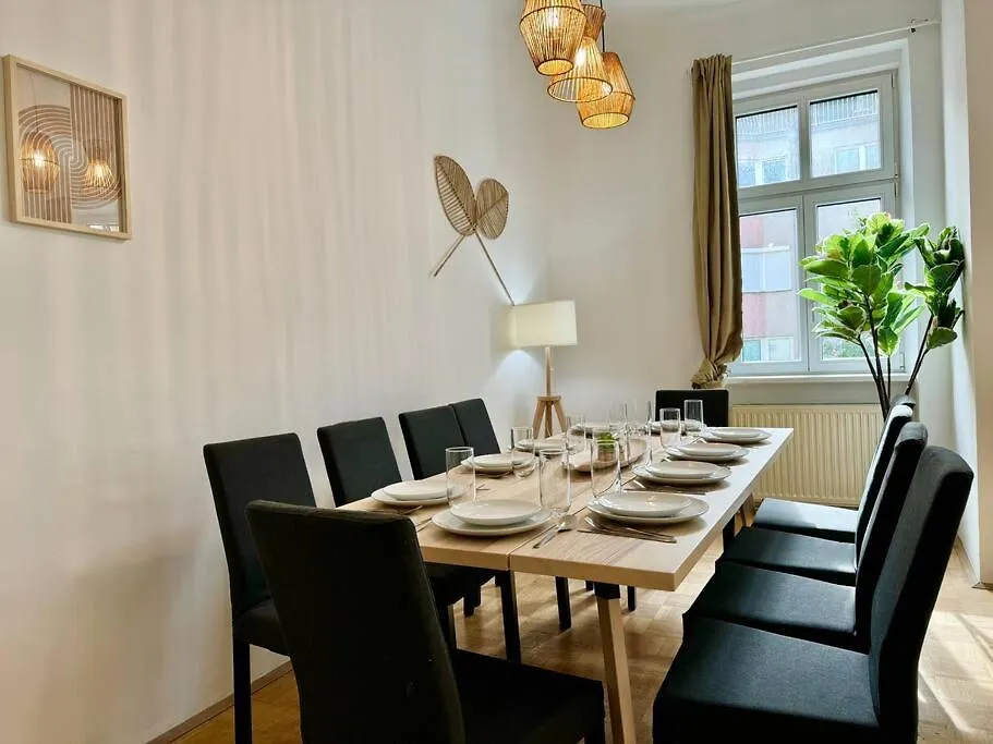 130 M2 Spacious 5 Bedroom Apartment Vienna