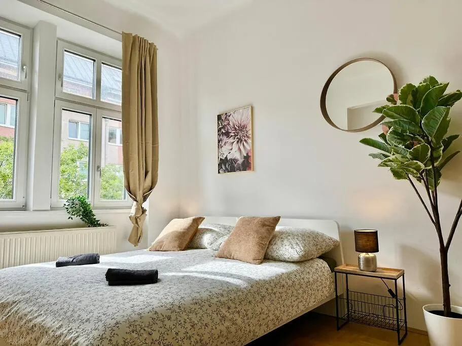 130 M2 Spacious 5 Bedroom Apartment Vienna Austria