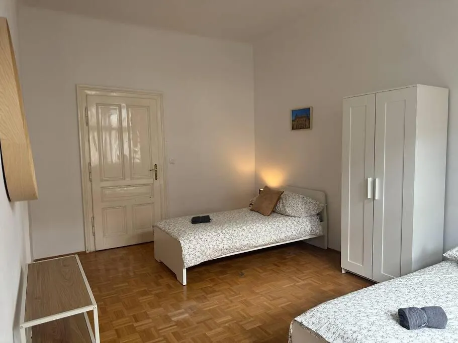 130 M2 Spacious 5 Bedroom Apartment Vienna