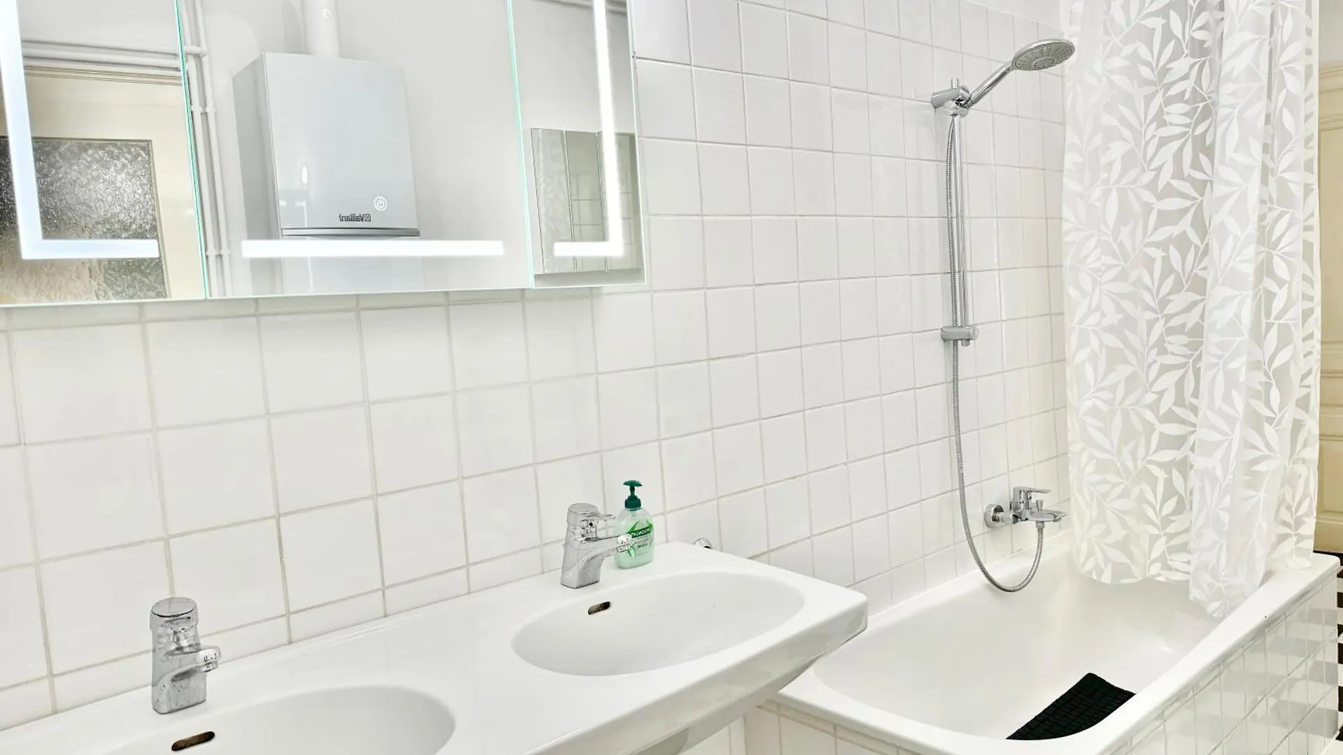 130 M2 Spacious 5 Bedroom Apartment Vienna